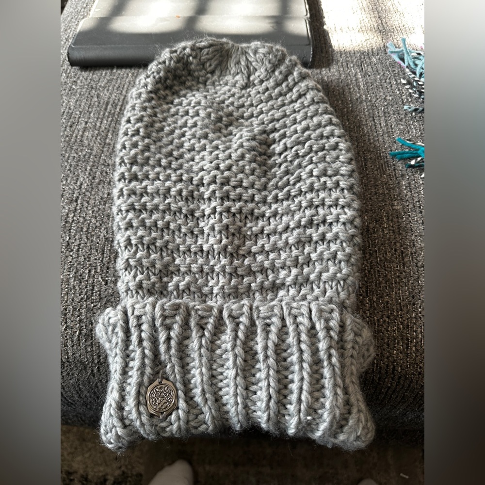 Gray Vince Camuto winter hat - Picture 1 of 2
